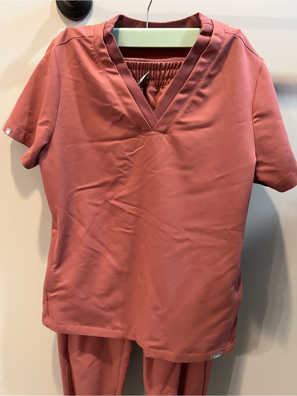 FIGS Women’s V-Neck Scrub set in Dusty Rose size XS